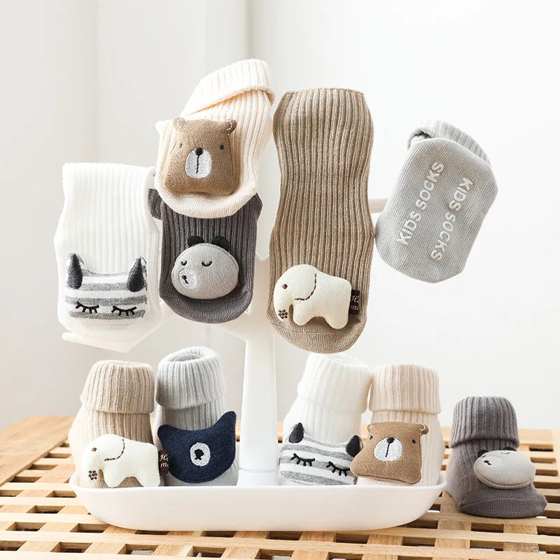 Niedliche Cartoon-Bär-Babysocken für Jungen und Mädchen, Frühling und Herbst, weiche Baumwolle, rutschfeste Sohle, Neugeborenensocken, warme Kindersocken