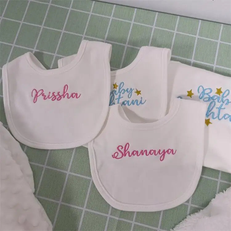 Personalisiertes Babylätzchen mit Namen, 100 % Baumwolle, weiß, Neugeborenen-Speichel, lustiges Geburtstagsgeschenk für Babyjungen und Mädchen, Geschenk zur Babyparty