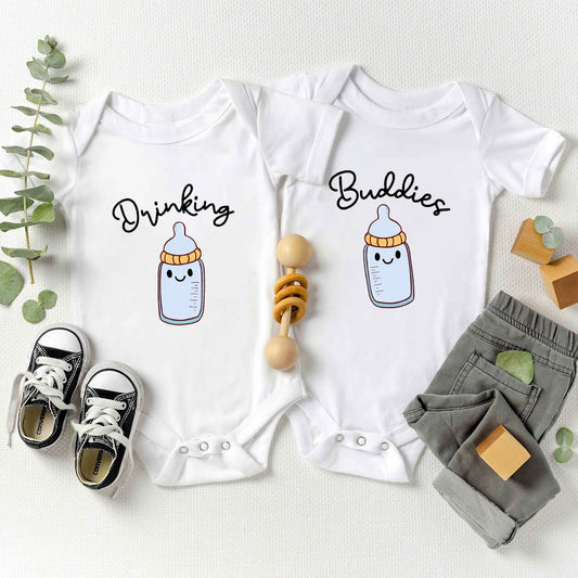 Drinking Buddies Lustiger Zwillings-Baby-Onesies Sommer-Baumwolle Neugeborene Jungen Mädchen Kleidung Pyjama Kurzarm Bequeme Säuglings-Outfits