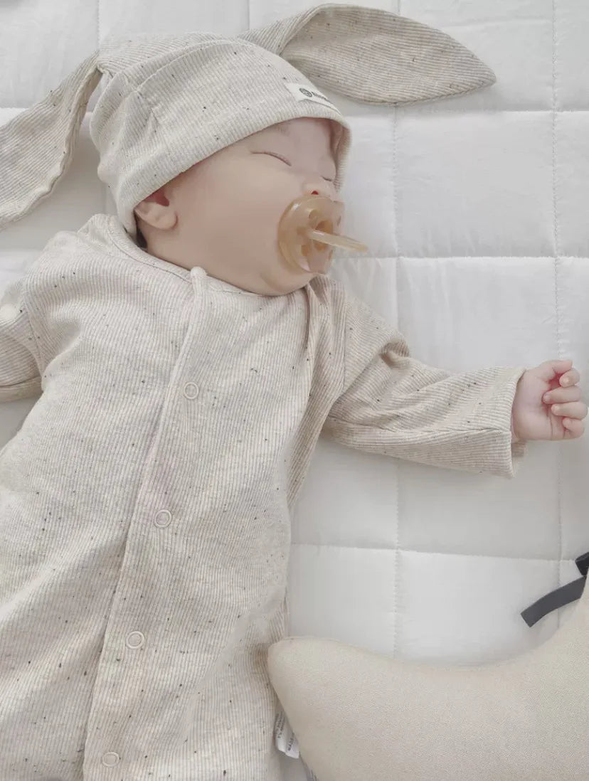 Baby-Jumpsuit für Herbst, einreihig, lang, für Jungen und Mädchen, farbig, aus Baumwolle, Strampler + Mütze mit Hasenohren, gepunkteter gerippter Strampler mit Streifen