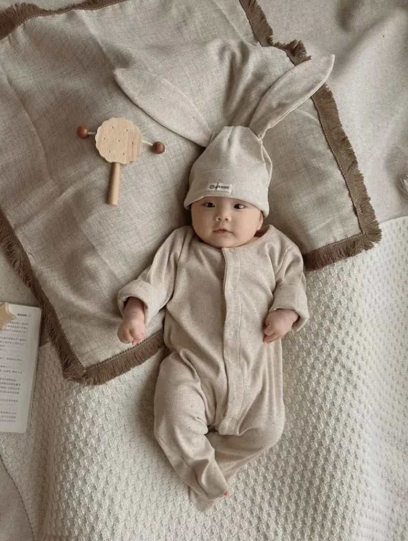 Baby-Jumpsuit für Herbst, einreihig, lang, für Jungen und Mädchen, farbig, aus Baumwolle, Strampler + Mütze mit Hasenohren, gepunkteter gerippter Strampler mit Streifen