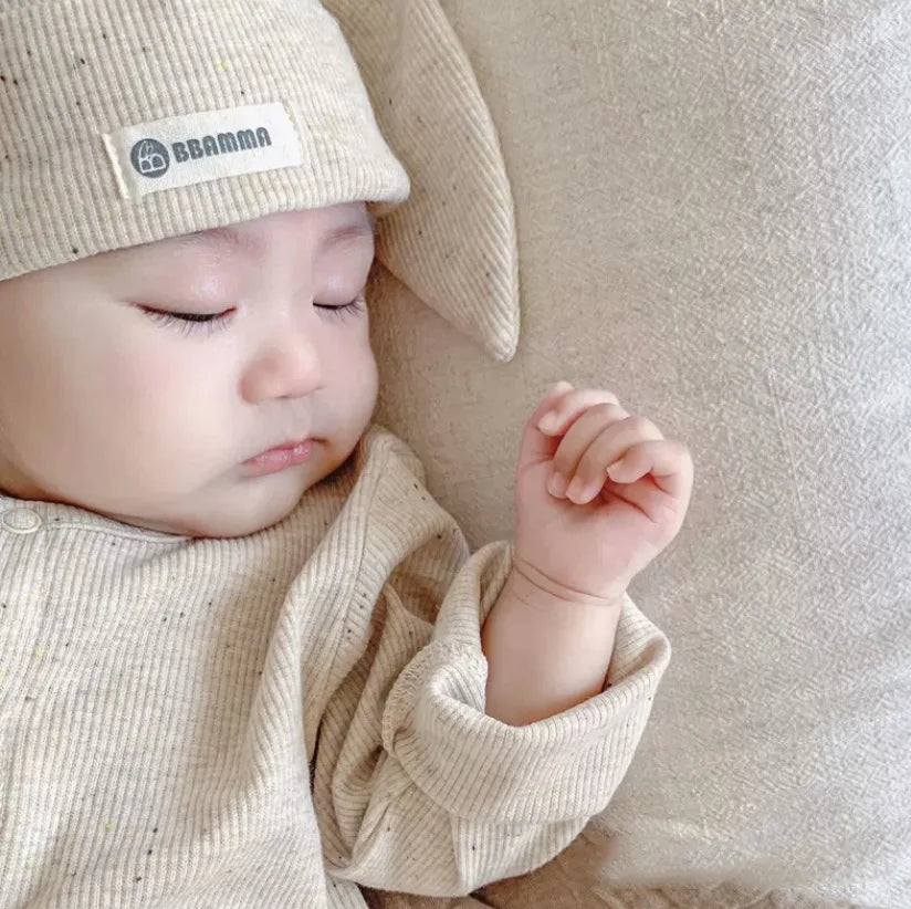 Baby-Jumpsuit für Herbst, einreihig, lang, für Jungen und Mädchen, farbig, aus Baumwolle, Strampler + Mütze mit Hasenohren, gepunkteter gerippter Strampler mit Streifen