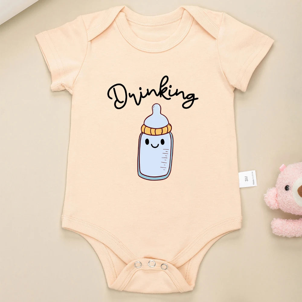 Drinking Buddies Lustiger Zwillings-Baby-Onesies Sommer-Baumwolle Neugeborene Jungen Mädchen Kleidung Pyjama Kurzarm Bequeme Säuglings-Outfits