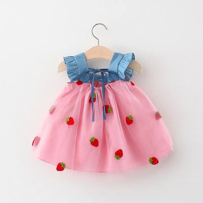 Sommer Neue Mädchen Kleine Fliegen Ärmel Kleid kinder Bogen Erdbeere Stickerei Mesh Gespleißt Denim Prinzessin Kleid