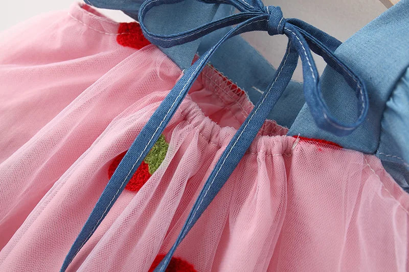 Sommer Neue Mädchen Kleine Fliegen Ärmel Kleid kinder Bogen Erdbeere Stickerei Mesh Gespleißt Denim Prinzessin Kleid