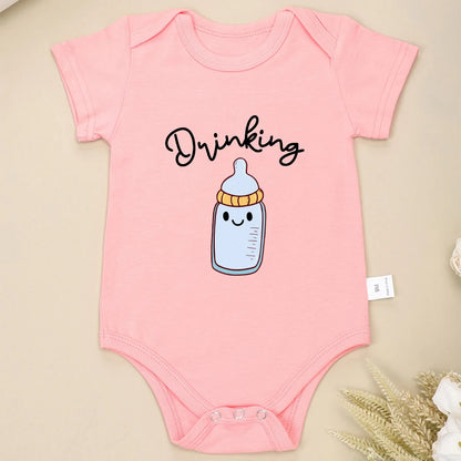 Drinking Buddies Lustiger Zwillings-Baby-Onesies Sommer-Baumwolle Neugeborene Jungen Mädchen Kleidung Pyjama Kurzarm Bequeme Säuglings-Outfits