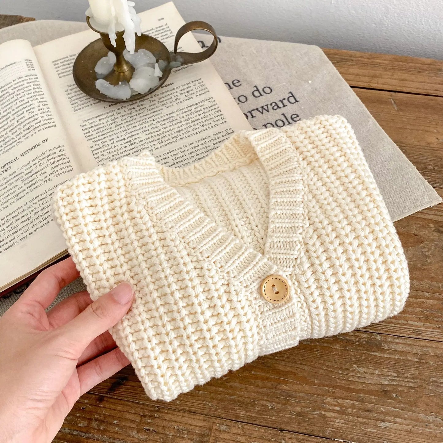 Herbst Neue Internet Celebrity Mode Mädchen Baby Kleidung Perle Boden Dicke Nadel V-ausschnitt Mantel Neugeborenen Lange ärmeln Strickjacke