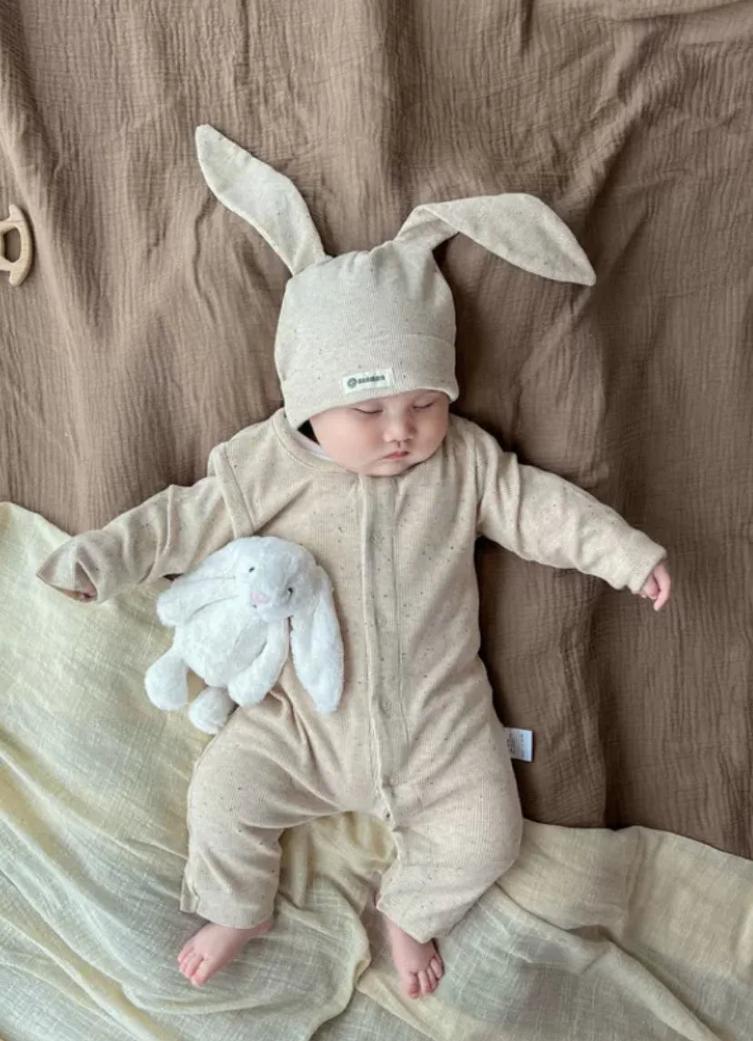 Baby-Jumpsuit für Herbst, einreihig, lang, für Jungen und Mädchen, farbig, aus Baumwolle, Strampler + Mütze mit Hasenohren, gepunkteter gerippter Strampler mit Streifen