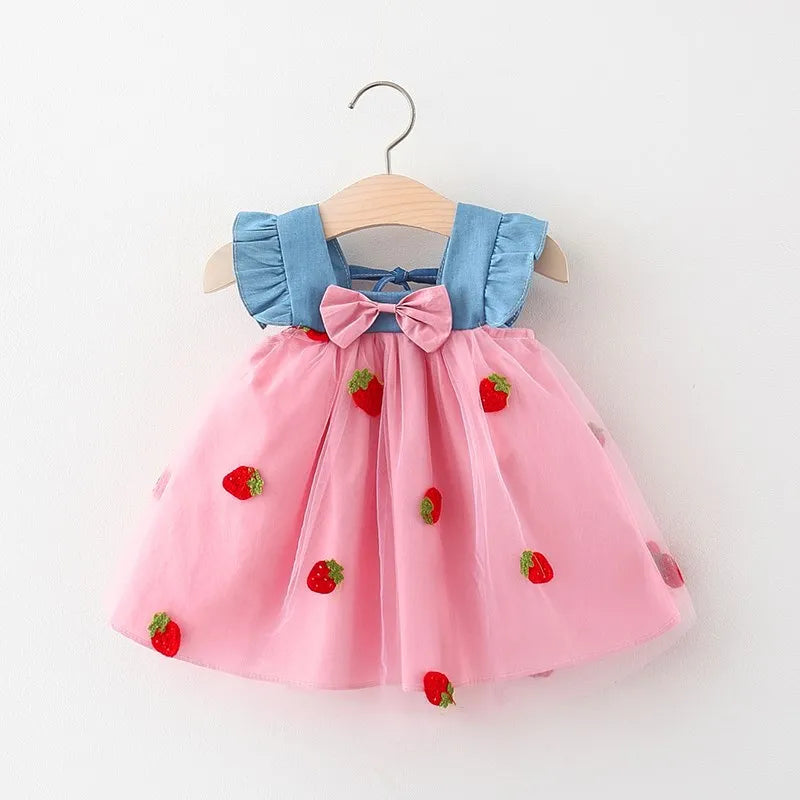 Sommer Neue Mädchen Kleine Fliegen Ärmel Kleid kinder Bogen Erdbeere Stickerei Mesh Gespleißt Denim Prinzessin Kleid