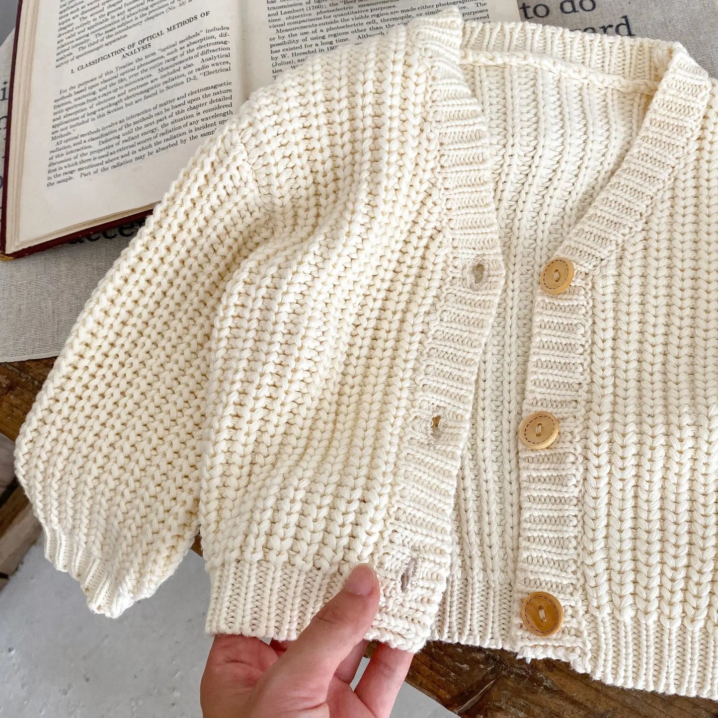 Herbst Neue Internet Celebrity Mode Mädchen Baby Kleidung Perle Boden Dicke Nadel V-ausschnitt Mantel Neugeborenen Lange ärmeln Strickjacke