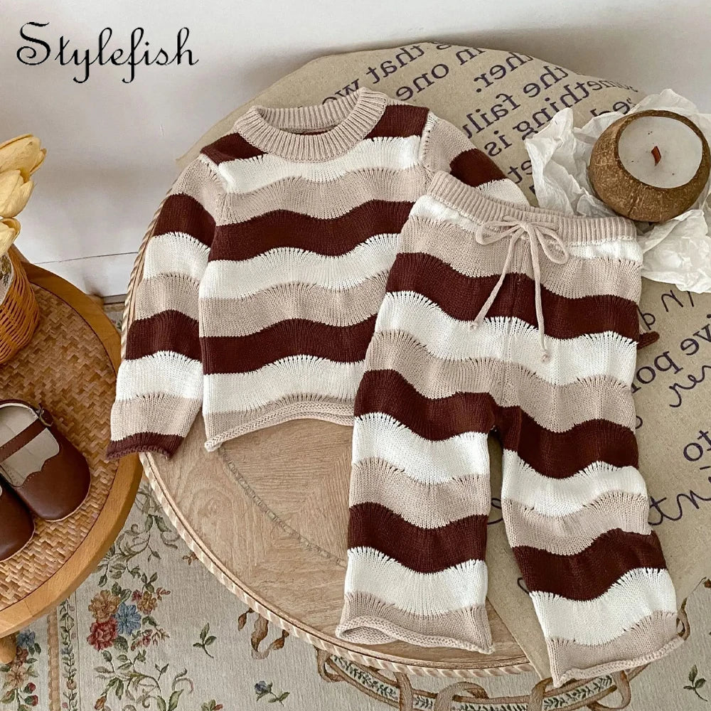 Frühlings- und Herbstbabykleidung für Mädchen Modisches und vielseitiges Set aus kontrastierendem, gestreiftem Strickoberteil und lockerer Hose