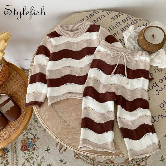 Frühlings- und Herbstbabykleidung für Mädchen Modisches und vielseitiges Set aus kontrastierendem, gestreiftem Strickoberteil und lockerer Hose