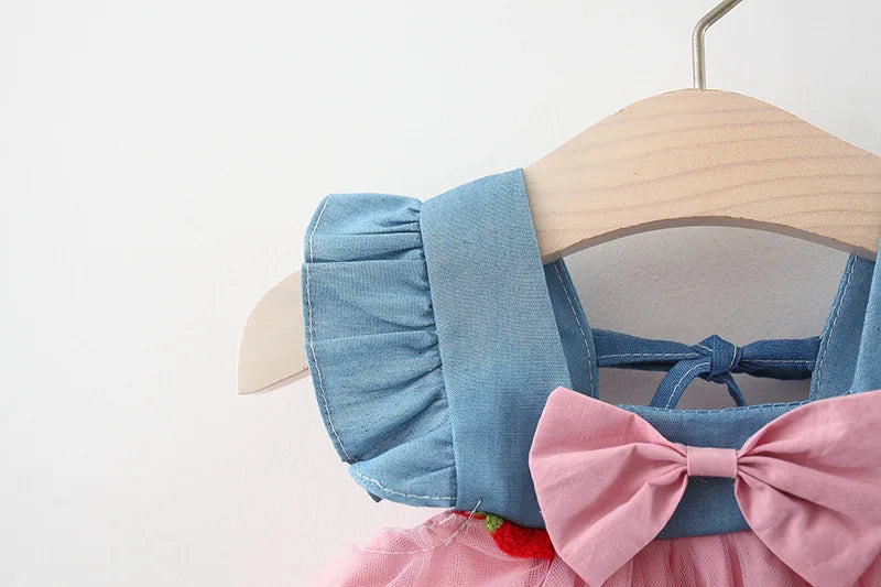 Sommer Neue Mädchen Kleine Fliegen Ärmel Kleid kinder Bogen Erdbeere Stickerei Mesh Gespleißt Denim Prinzessin Kleid