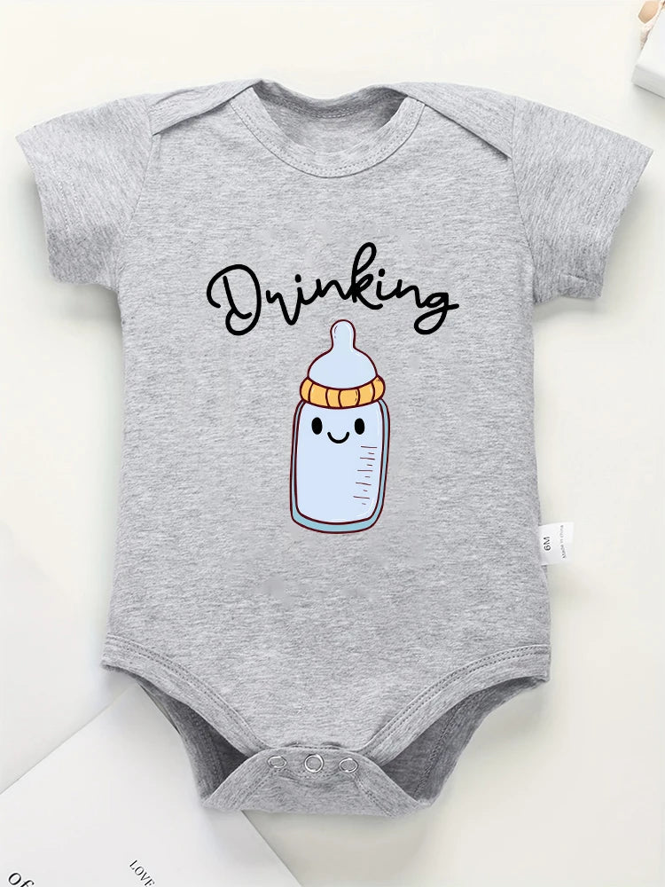 Drinking Buddies Lustiger Zwillings-Baby-Onesies Sommer-Baumwolle Neugeborene Jungen Mädchen Kleidung Pyjama Kurzarm Bequeme Säuglings-Outfits