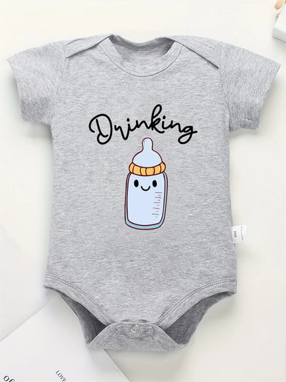 Drinking Buddies Lustiger Zwillings-Baby-Onesies Sommer-Baumwolle Neugeborene Jungen Mädchen Kleidung Pyjama Kurzarm Bequeme Säuglings-Outfits